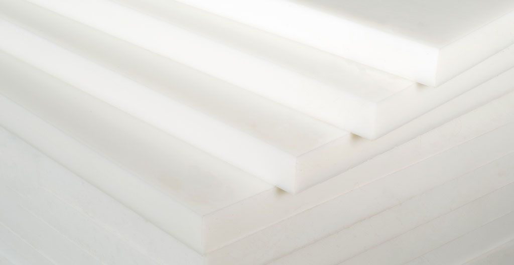 Vue en gros plan macro de la texture d'un panneau synthétique de patinoire, avec des reflets lumineux sur la surface lisse révélant les détails de la structure du polymère